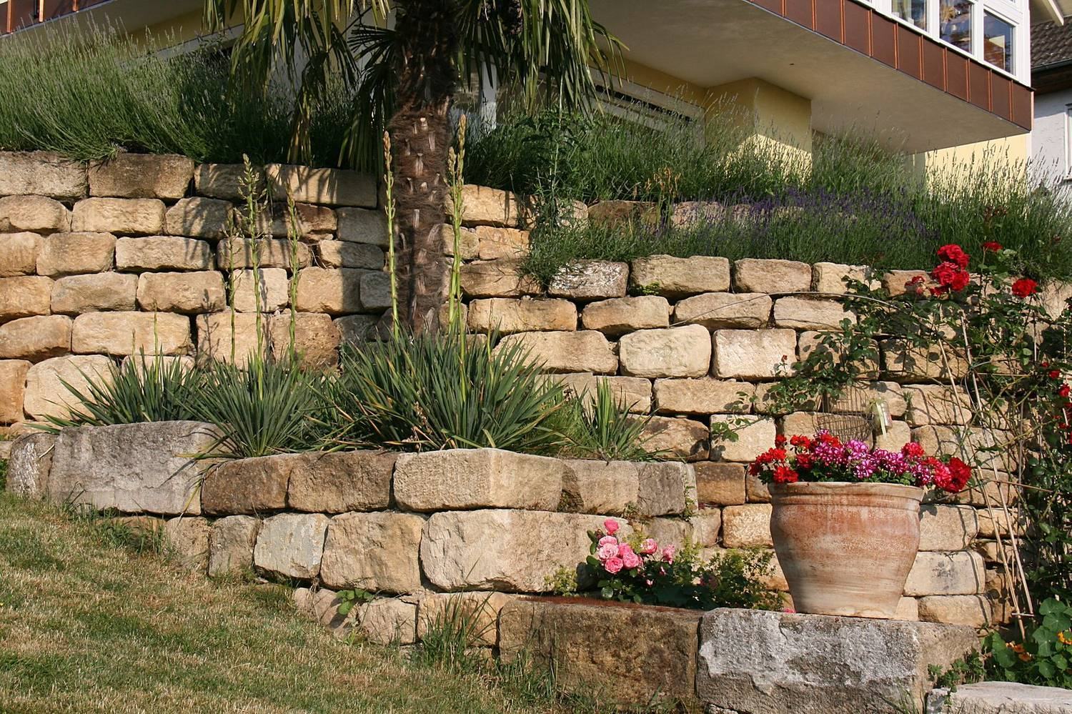 Terrassierte Natursteinmauern