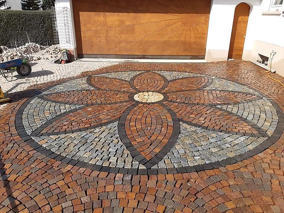 Pflasterornament in einer Einfahrt