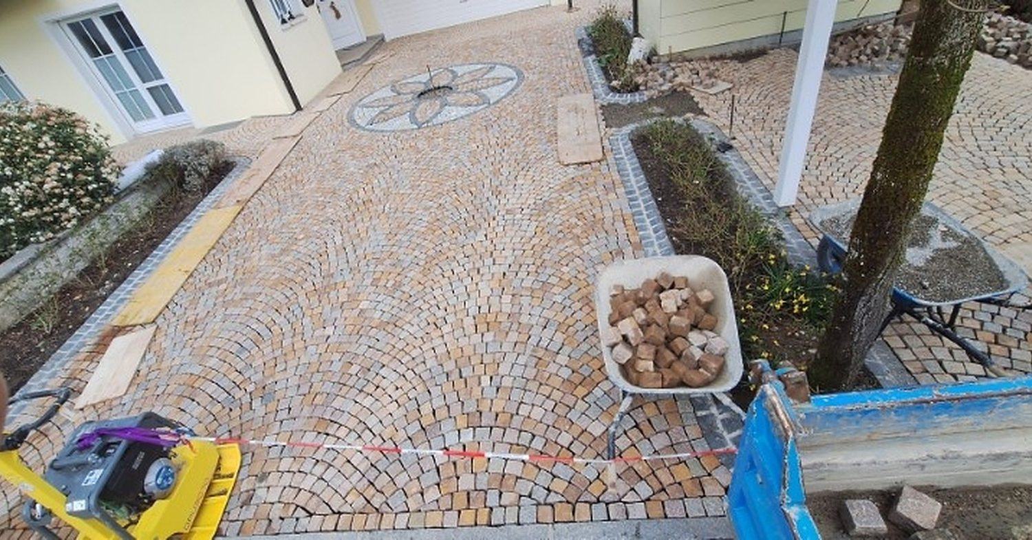 Pflasterornament entsteht von Hand