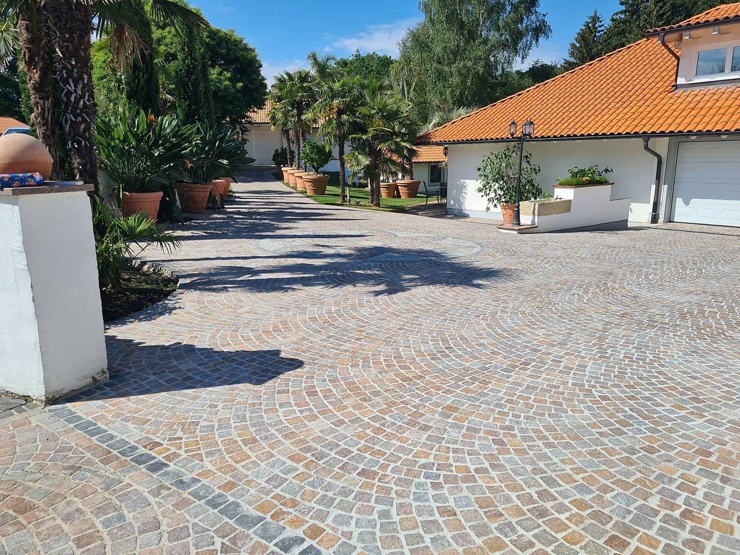 Mediterrane Hofzufahrt