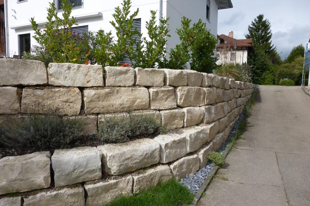 Geschwungener Pflasterweg