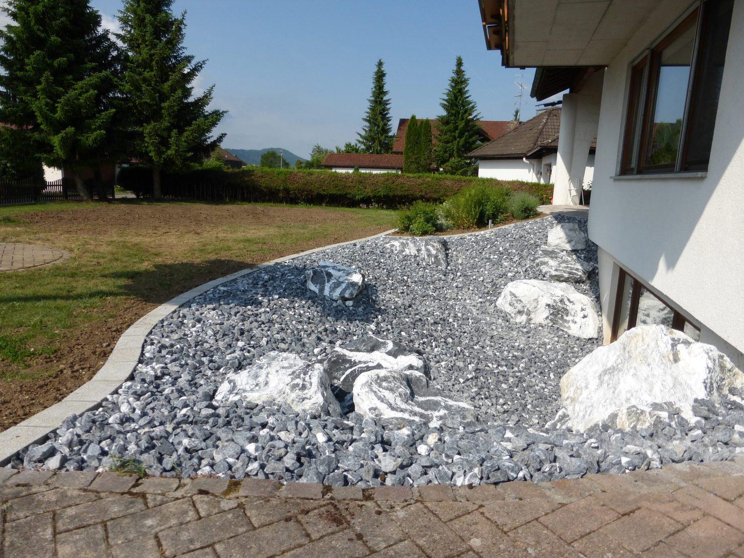 Steingarten mit Marmorschotter in Grießen