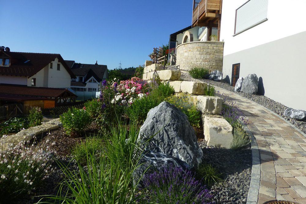 Kalksteinmauern in mehreren Ebenen