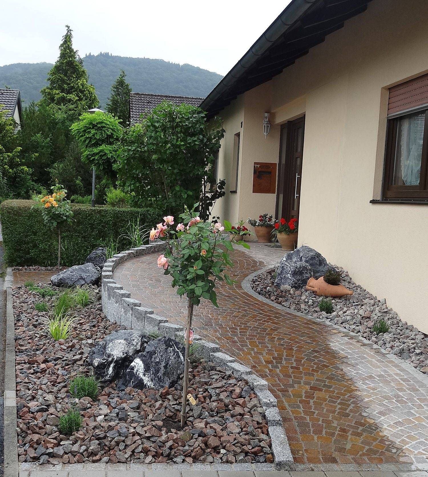 Steingarten mit Weg