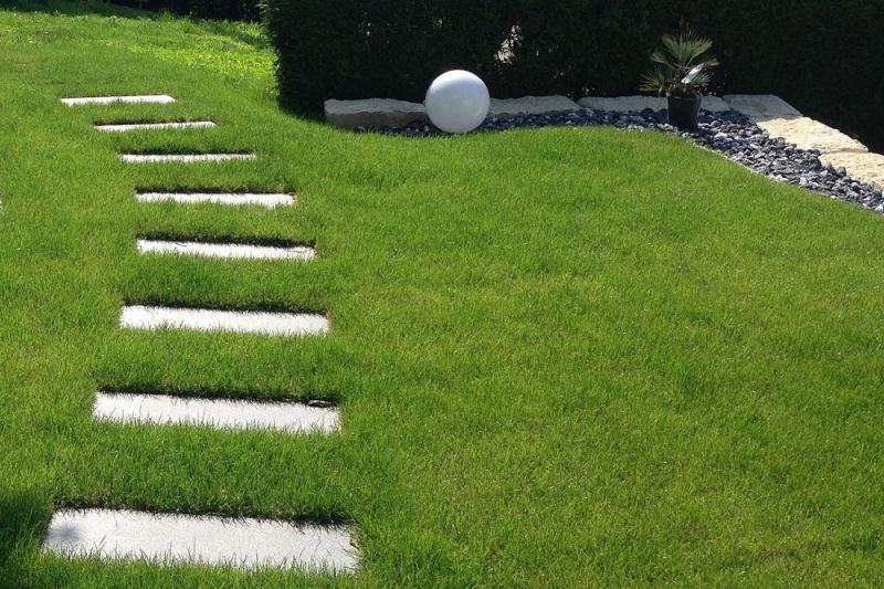 Trittplatten im Rasen